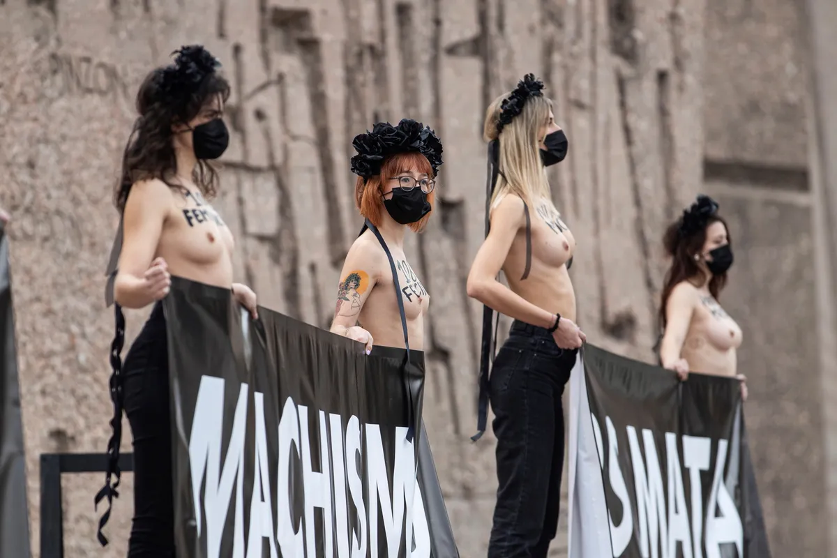 2021. gada 5. martā Kolumba laukumā Madridē, Spānijā, tiek rīkots protests pret mačisma kultūru. Demonstrētājas ir gatavas atkailināties, lai tikai pievērstu uzmanību dzimumu līdztiesībai.