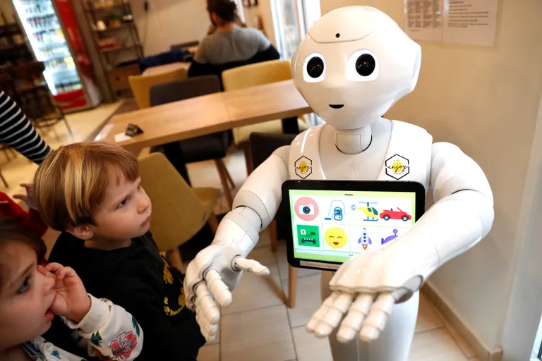 Lapsed koos robot Pepperiga, kes suudab tantsu lüüa ja nalju rääkida.