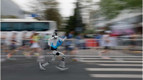 Nad ka ei jäta – Hiinas taas robotite jooksuvõistlused ja poolmaratonis tegi see masin imet