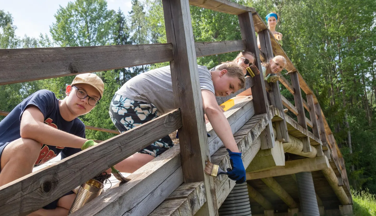 Holstre-Polli vabaajakeskuses värvivad silda malevlased Jan Randar Raidma, Mihkel Altsaar, Johanna Saavaste, Käbi-Triin Riig ja Keitlyn Moppel.