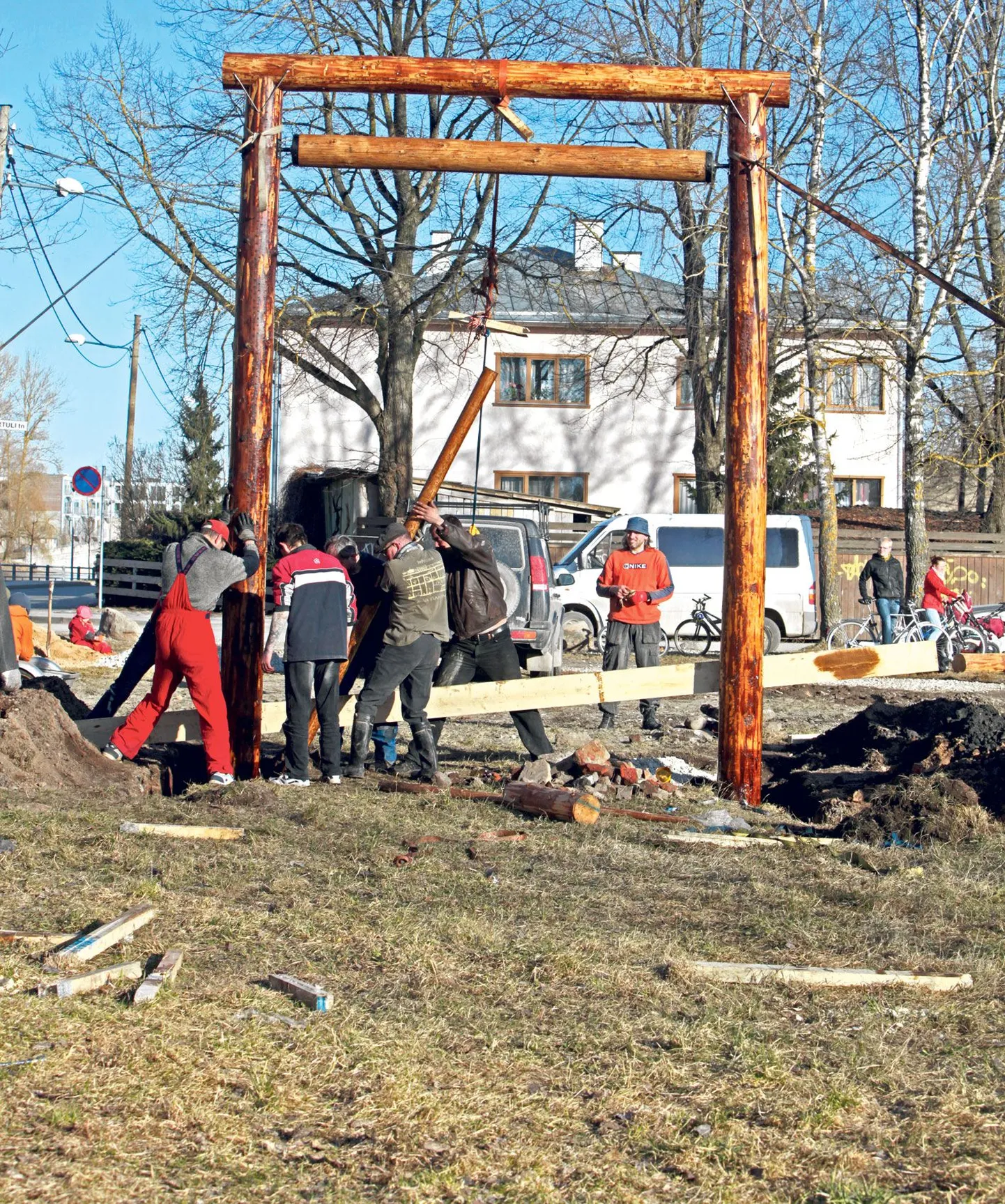 Pühapäeval läks vaja maasturit ja 30 inimest, et kiigepuu püsti tõsta. Eile hakkasid supilinlased kinnitama kiigeteljele aisasid ning enne laupäeva tuleb teha ka kiikujatele jalgealune raam.