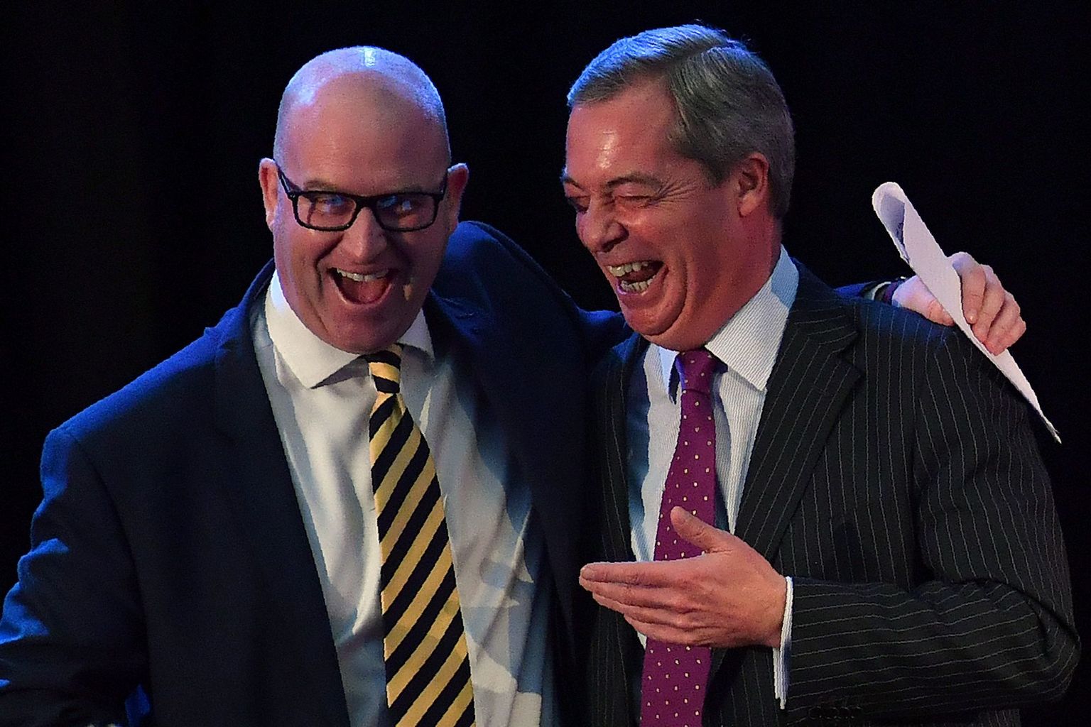 Suurbritannia Iseseisvuspartei(UKIP) endine juht Nigel Farage (paremal) koos erakonna uue liidri Paul Nuttalliga üleeile Londonis.