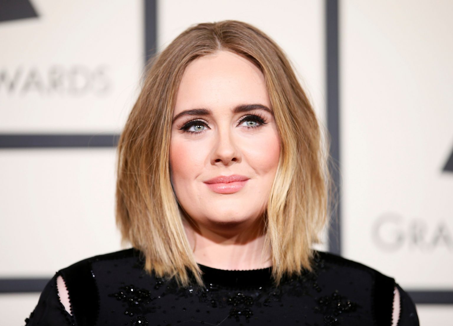 Lauljatar Adele lükkab uue albumi ilmumise teadmata ajaks edasi.