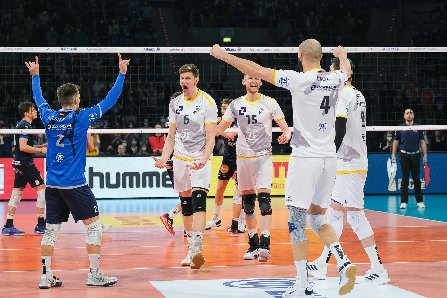 Andri Aganits (number 6) tähistamas koos tiimikaaslastega.