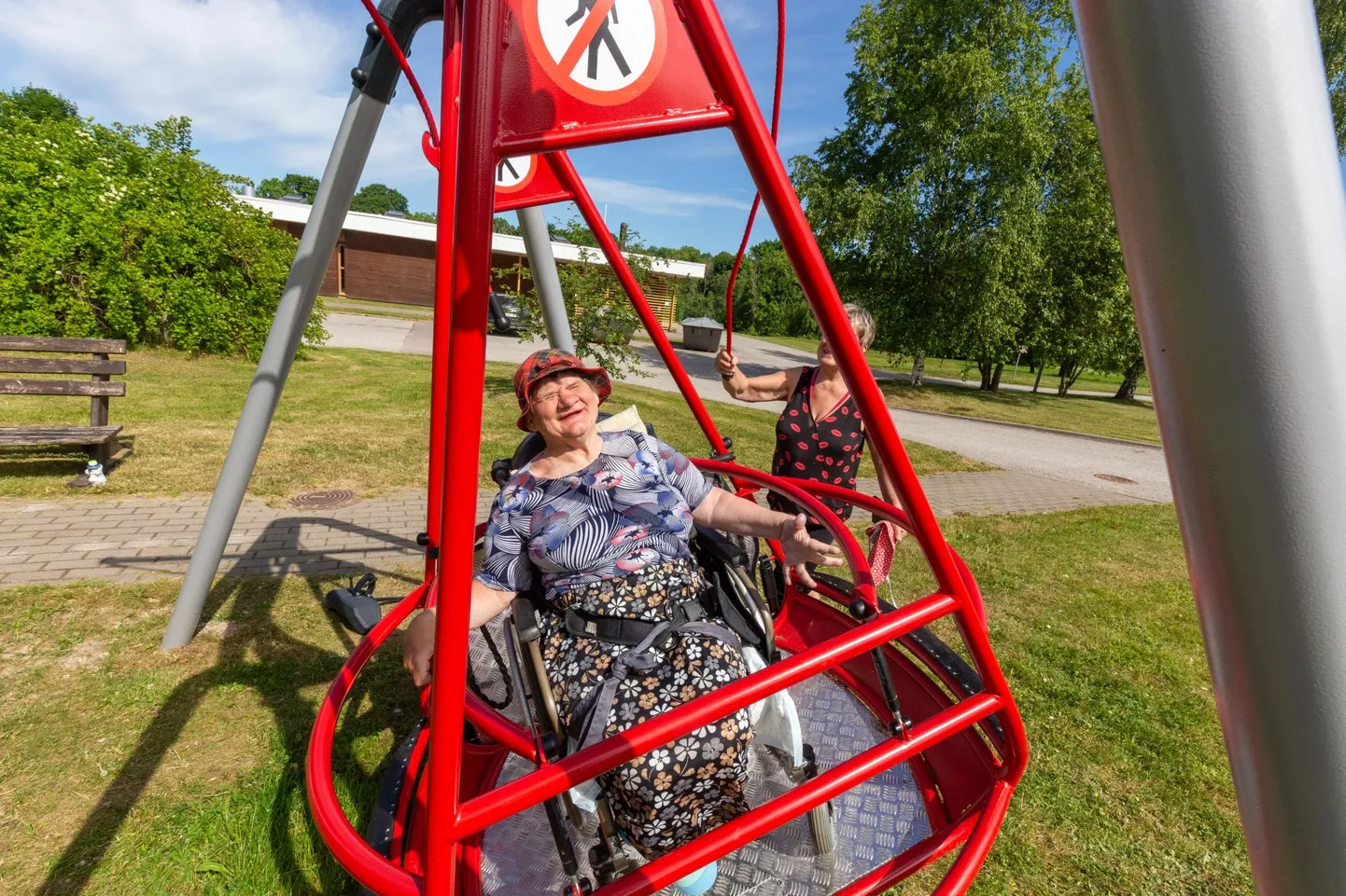 Karula hooldekodu hoovi paigaldati kiik, mis on mõeldud ratastooliga inimestele.