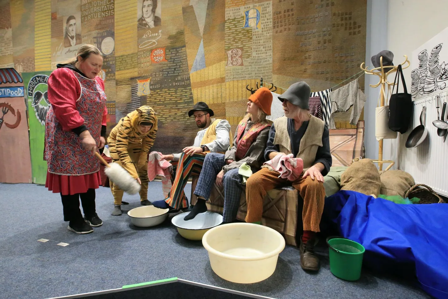 Röövlid Kasper (paremalt, Avo Kartul), Jesper (Kersti Kuusemäe) ja Joonatan (Risto Mustonen), kes elavad koos lõviga (Anastassia Kortšinskaja), on röövinud tädi Sofie (Svea Pärsimägi).