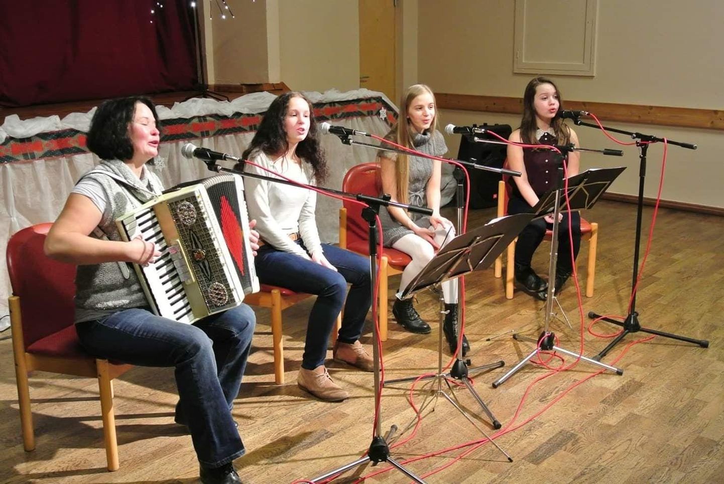 Viie tütre ema Tiia Paist esineb koos oma tütardega BVSC-s isadepäeva kontserdil.