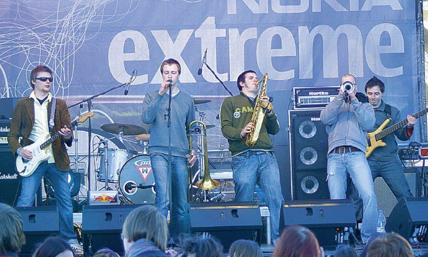Nii keskmise vanuse kui tegutsemisaja poolest noor bänd Ska Faktor esitles eelmisel nädalal oma esimest plaati. Pildil astuvad ska-muusikud üles kevadisel Nokia Extreme Partyl Riias.