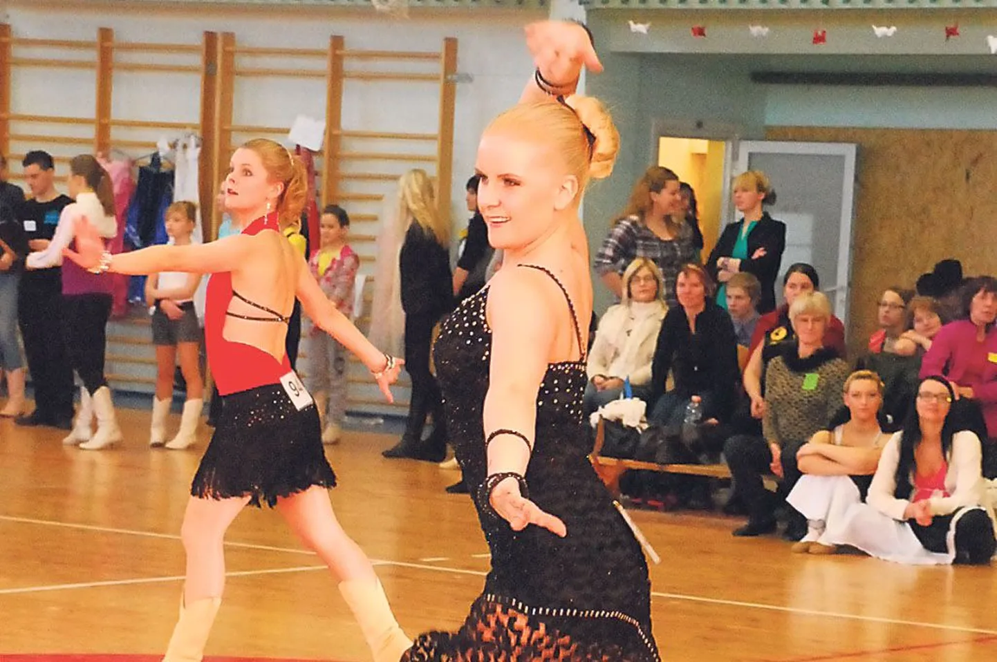 Kategoorias adult novice 19-29aastaste seas esikoha saavutanud Pauliine Mäesalu võistlushoos.