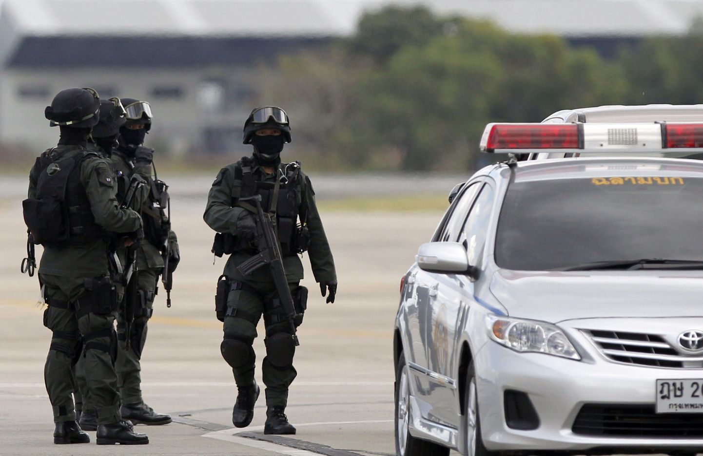 Tai politsei eriüksuslased täna Bangkoki lennujaamas.