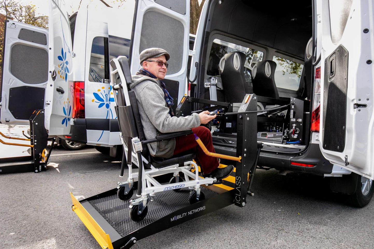 Tänasest inimeste teenindamist alustanud invabussid on varustatud ratastoolitõstuki, trepironija, kandetooli ja ratastooliga. Ühes erisõidukeist on kanderaam ja -madratski.