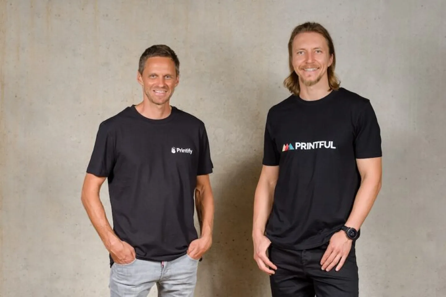 "Printful" dibinātājs Lauris Liberts un "Printify" dibinātājs Jānis Berdigans.