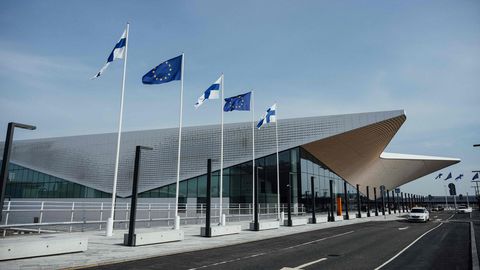 Dronu draudu dēļ uz trim stundām bija apturēta Helsinku lidostas darbība