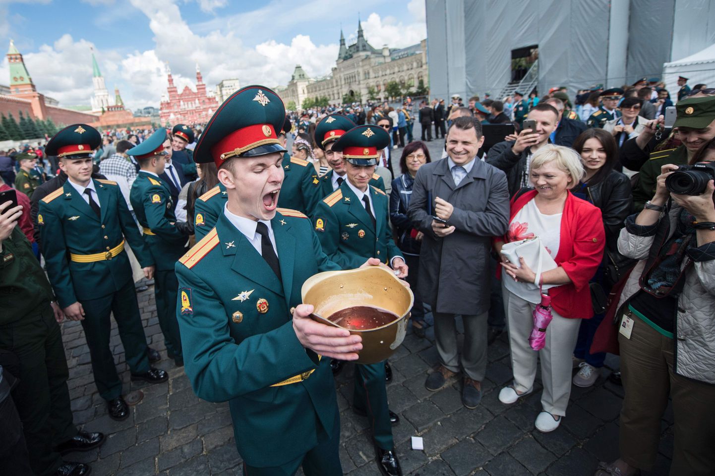 Moskva sõjakooli lõpetajad eelmisel kuul toimunud lõputseremoonial kiivrist vahuveini joomas.