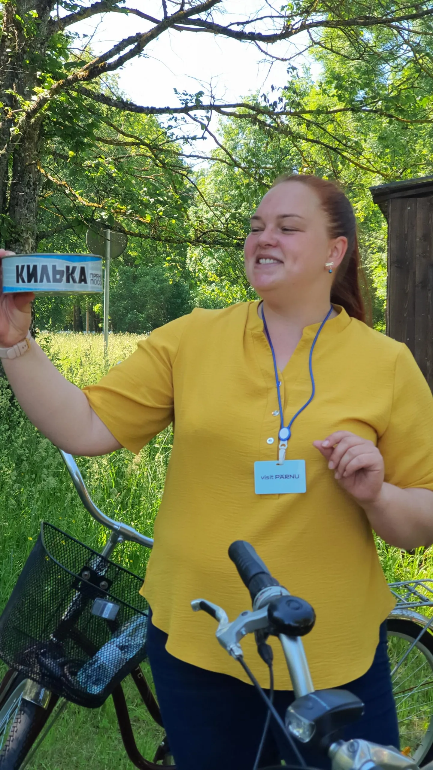 Giid Veronika Meibaum näitab kunagise kohaliku konservitehase liinilt tulnud pakendit.