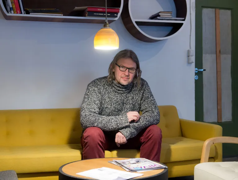 Allan Prooso, noorusaegade hipi, valmistab nüüd uut pehmet mööblit ja restaureerib vana. Foto: