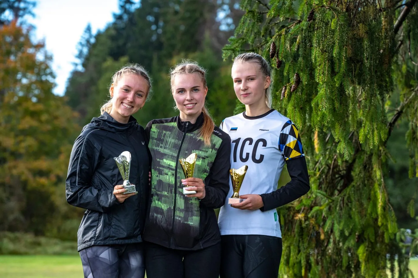 Valga klubi Maret-Sport esindaja Carmen Rääk (vasakul) jooksis end TU-20 vanuseklassis 4000 meetri jooksus teisele kohale. Võitis Berit Guzas Nõmme kergejõustikuklubist, kolmandaks tuli Alexandra Schipai (21CC triatloniklubi).