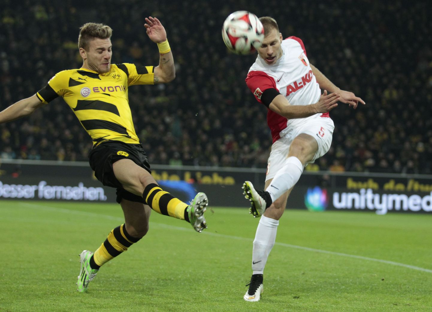 Ragnar Klavan (paremal) heitlemas Dortmundi Borussia ründaja Ciro Immobilega.
