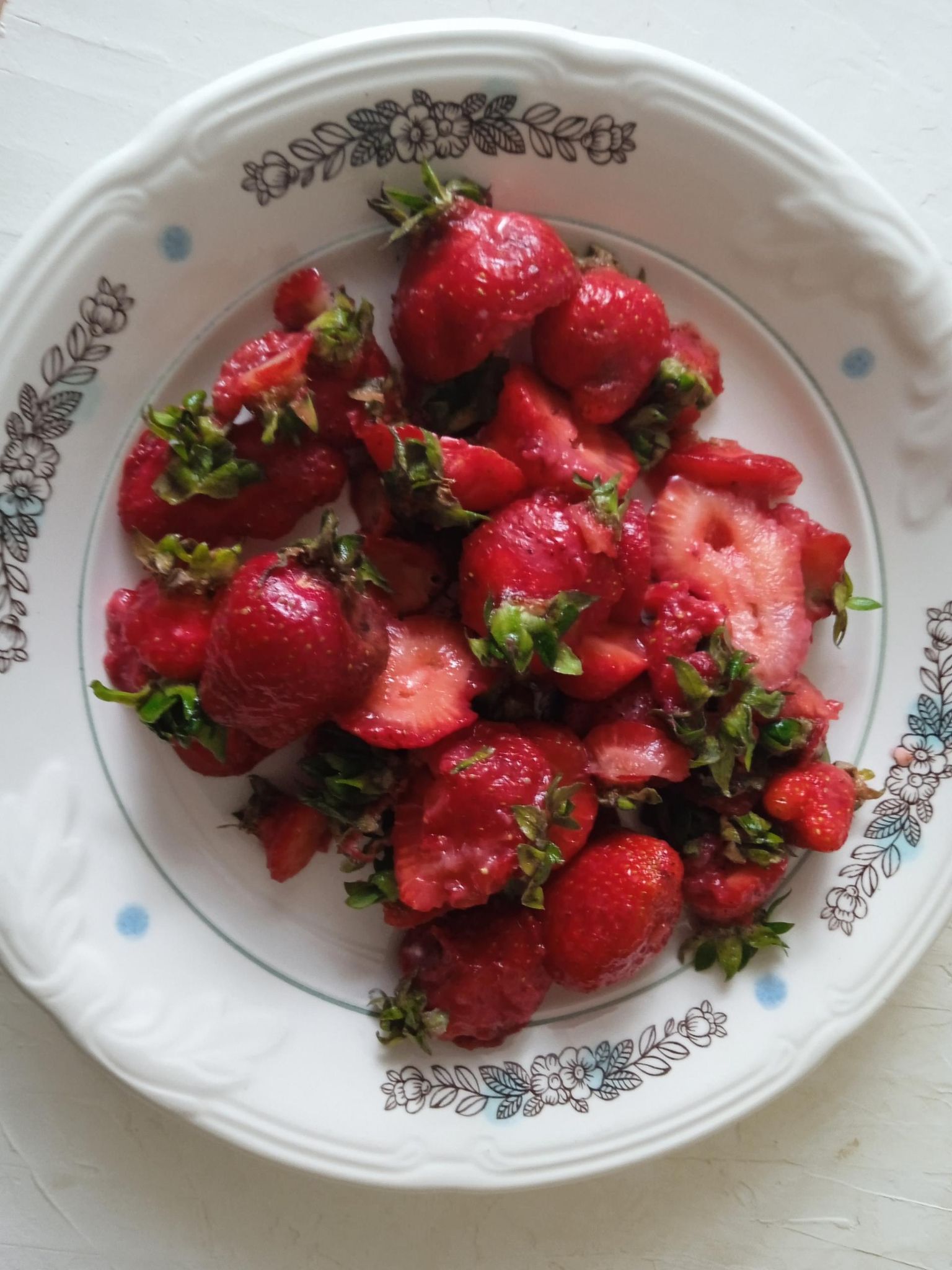 Ostukohast 150 kilomeetri kaugusel tegutseva maasikatalu ühest marjakilost kogunes taldrikutäis pehmeid marju. Riina Martinson