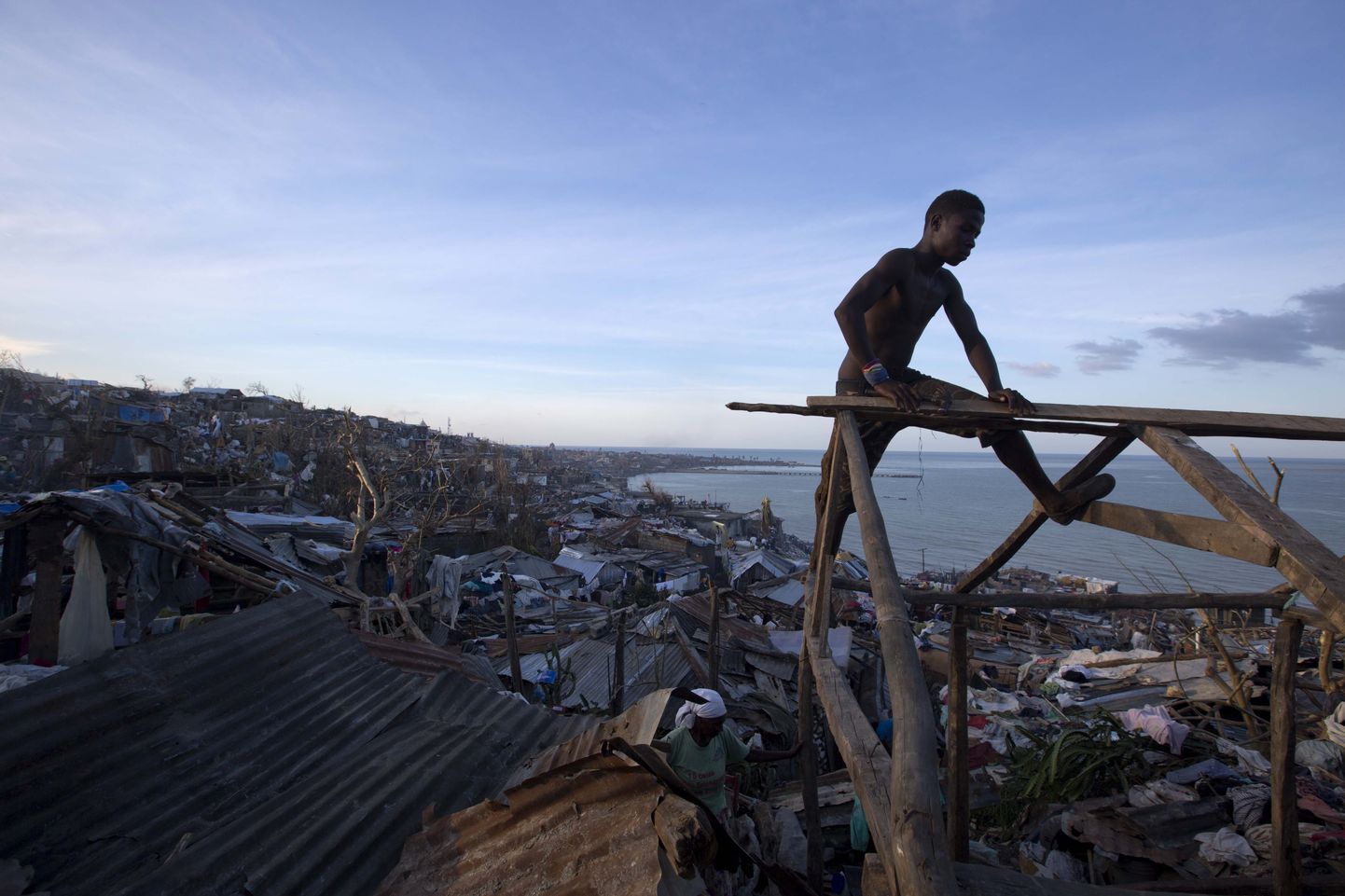 Haitilane parandamas oma elumaja katust Jérémie rannikulinnas, pärast seda kui orkaan Matthew selle minema viis.