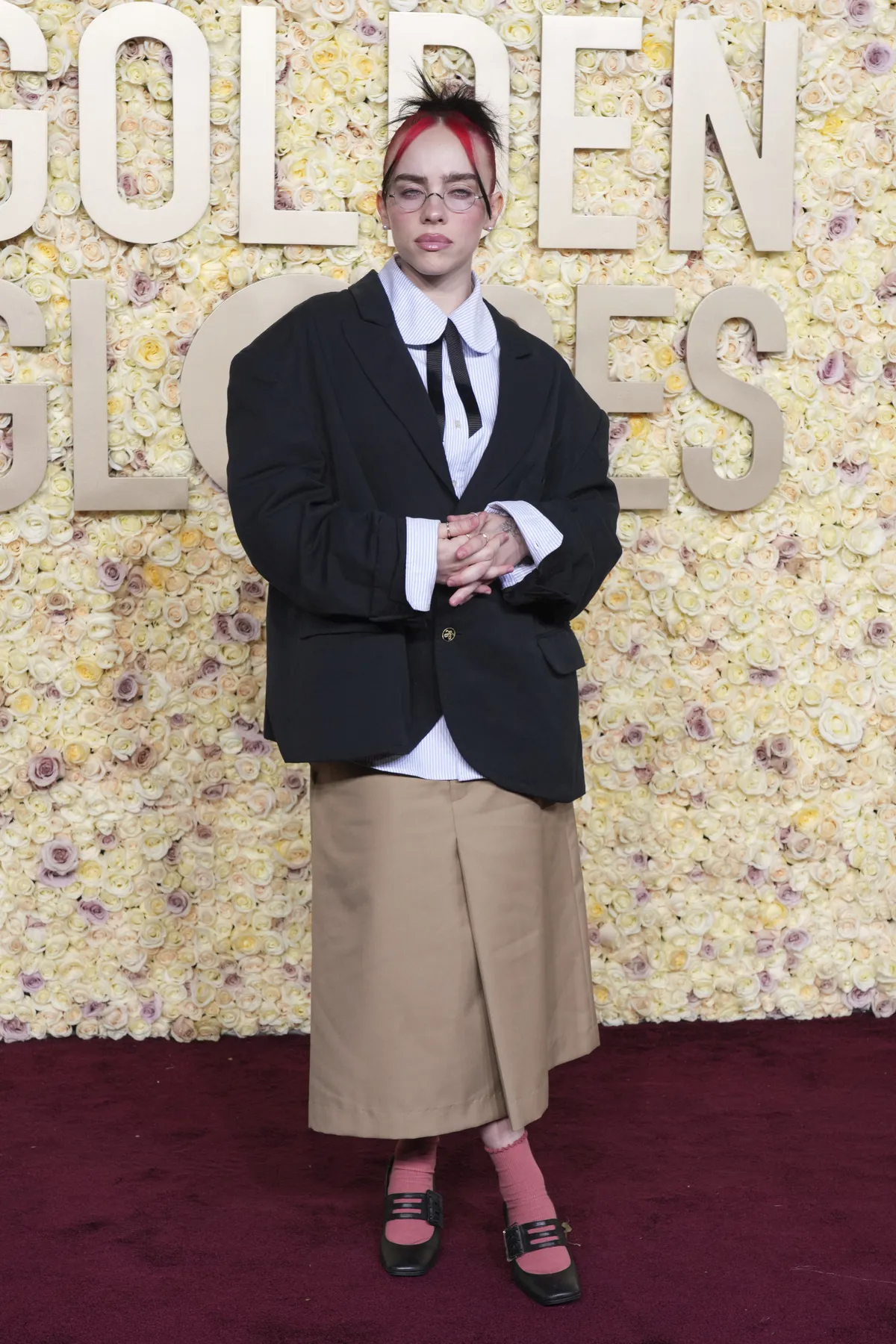 KES SEE ON? Laulja Billie Eilish oli kindlasti üllataja teiste staaride seas. Moega talle mängida meeldib ja sedapuhku astus ta Willy Chavarria loomingu abil šiki nohiku rüüsse.