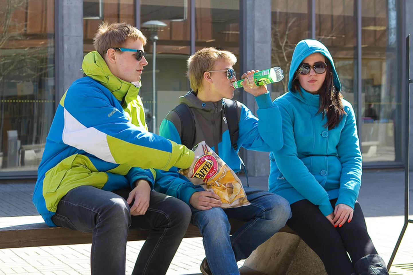 KOOLINÄDAL JÄI SELJATAHA: Nädalavahetuseks plaane tegevad Kevin Kuusk ja Cardo Martin SÜG-i 9. klassist söövad kartulikrõpse ja joovad limonaadi. Poiste juttu kuulab Keiti Sassian Kuressaare ametikoolist. Foto: Sander Ilvest