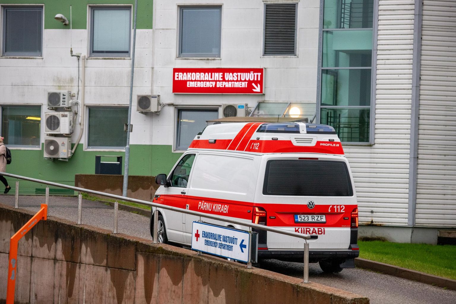 Pärnu haiglasse viidi liiklusõnnetuse järel kontrolli 37aastane naine ja 62aastane mees.