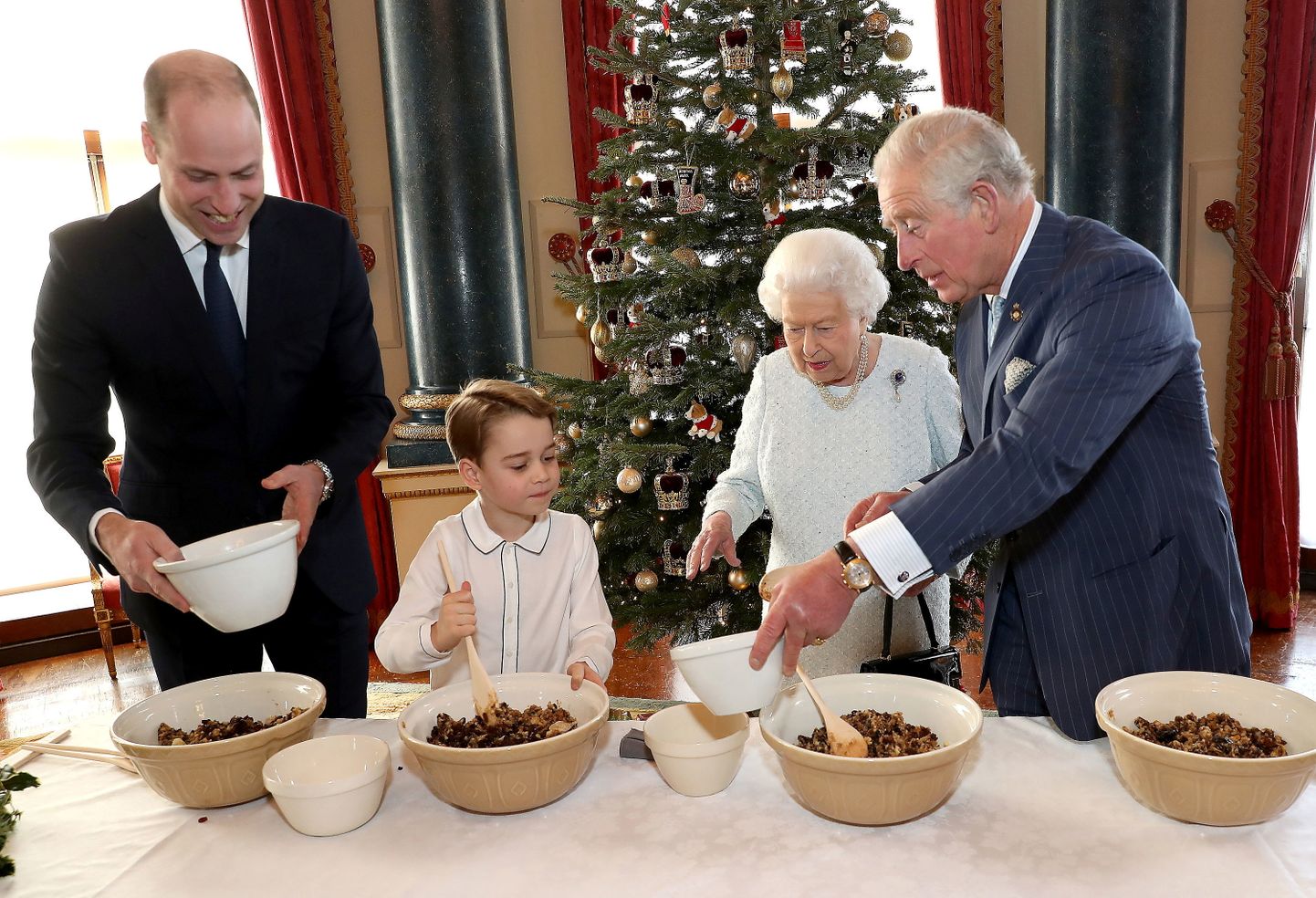 Cambridge'i hertsog William, prints Georg, kuninganna Elizabeth II ja Wales'i prints Charles jõulupudingit ette valmistammas