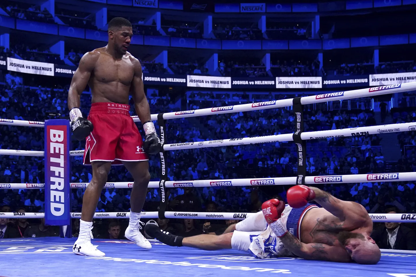 Anthony Joshua saatis paremsirgega Robert Heleniuse pikali ja sealt enam soomlane matši käigus ei tõusnud.