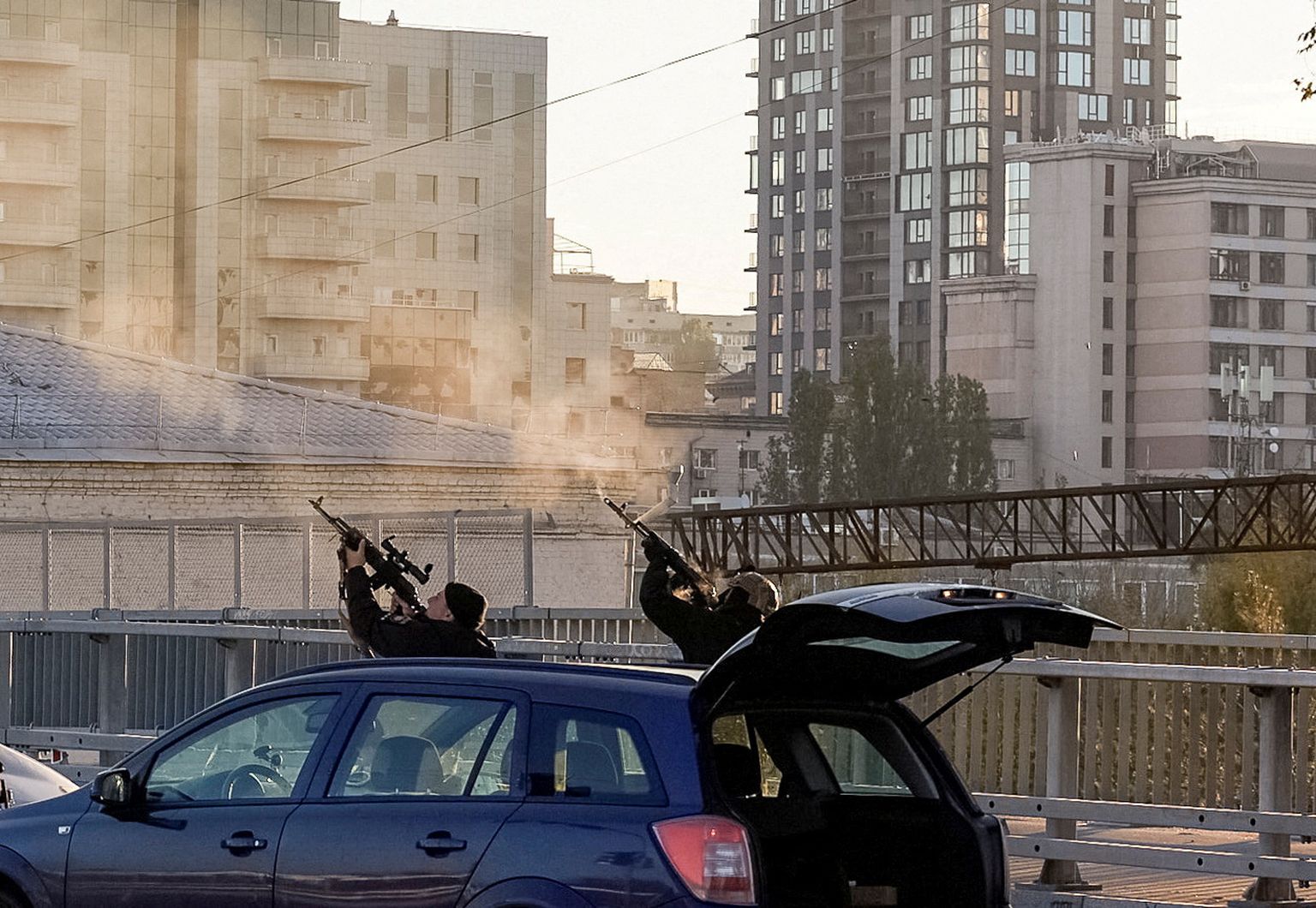 Policijas darbinieki apšauda dronu Kijivā