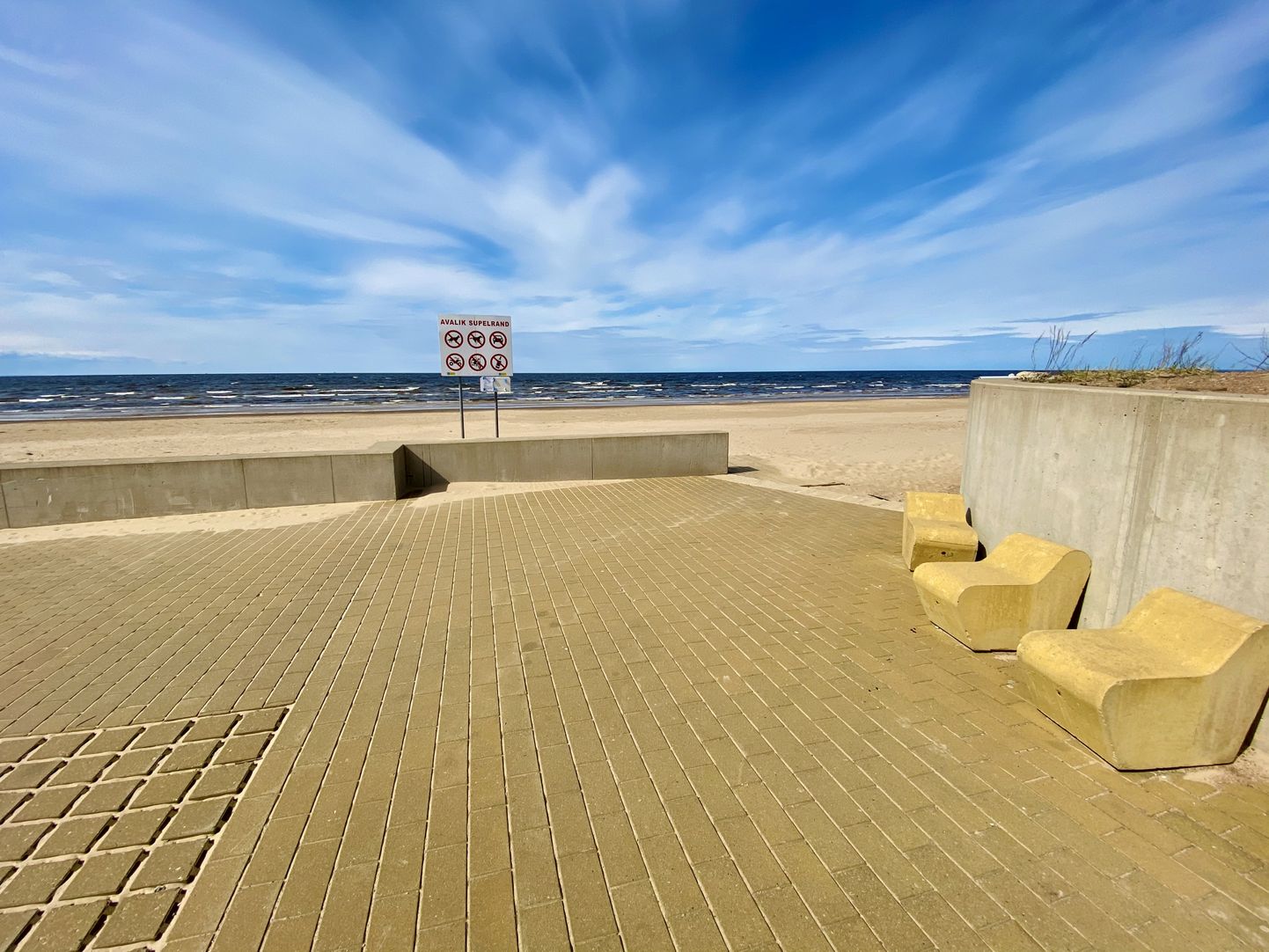 На городском пляже Нарва-Йыэсуу установят дополнительные инфознаки, напоминающие о требовании социального дистанцирования 2+2.