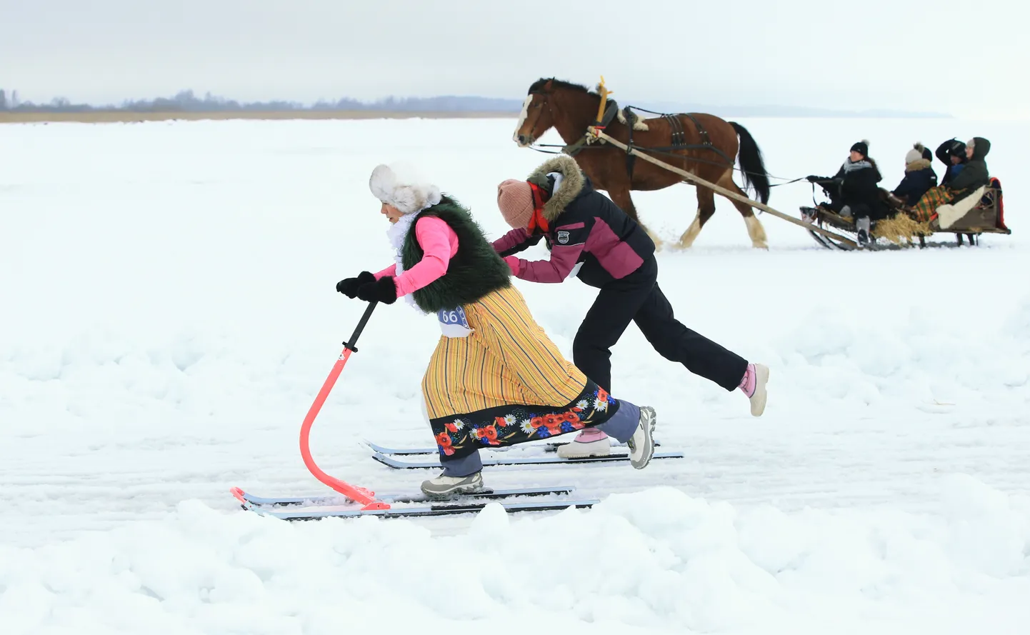 Kelgutajad võistlevad Peipsi jääl.