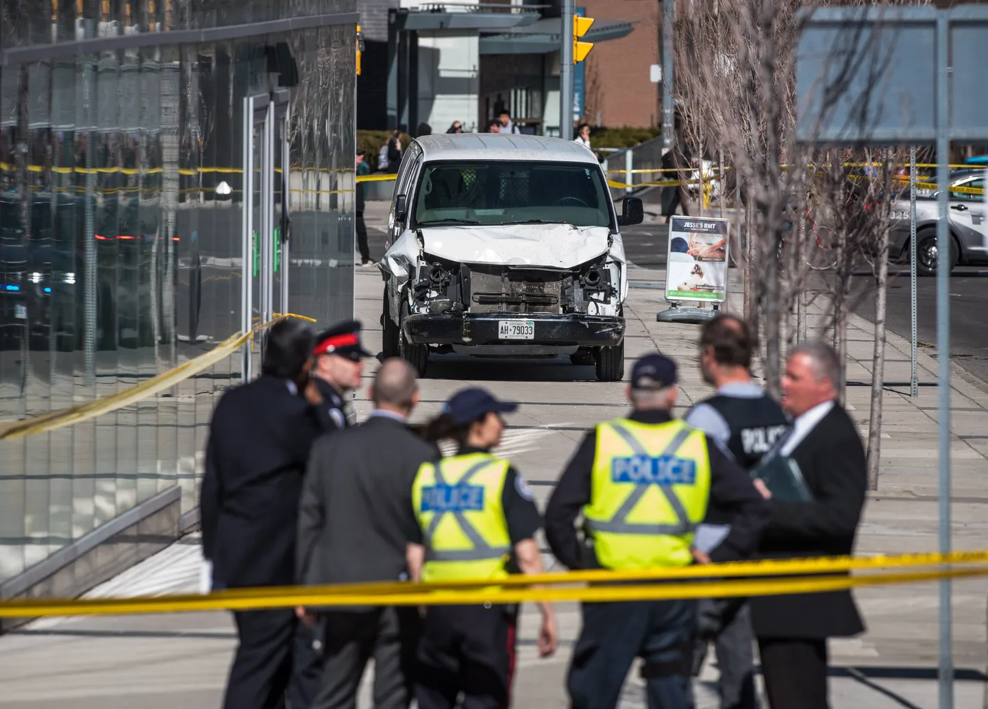 Torontos rammik kaubik jalakäijaid.