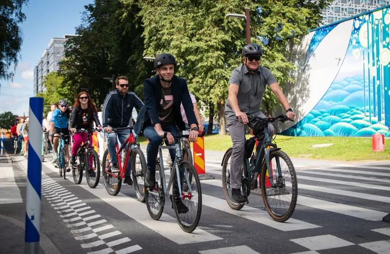 Ülemiste Citys katsetati eelmisel suvel rattateede pilootprojekti, millega suleti osa tänavaid autodele ja loodi sõidurajad jalgrataste jaoks.