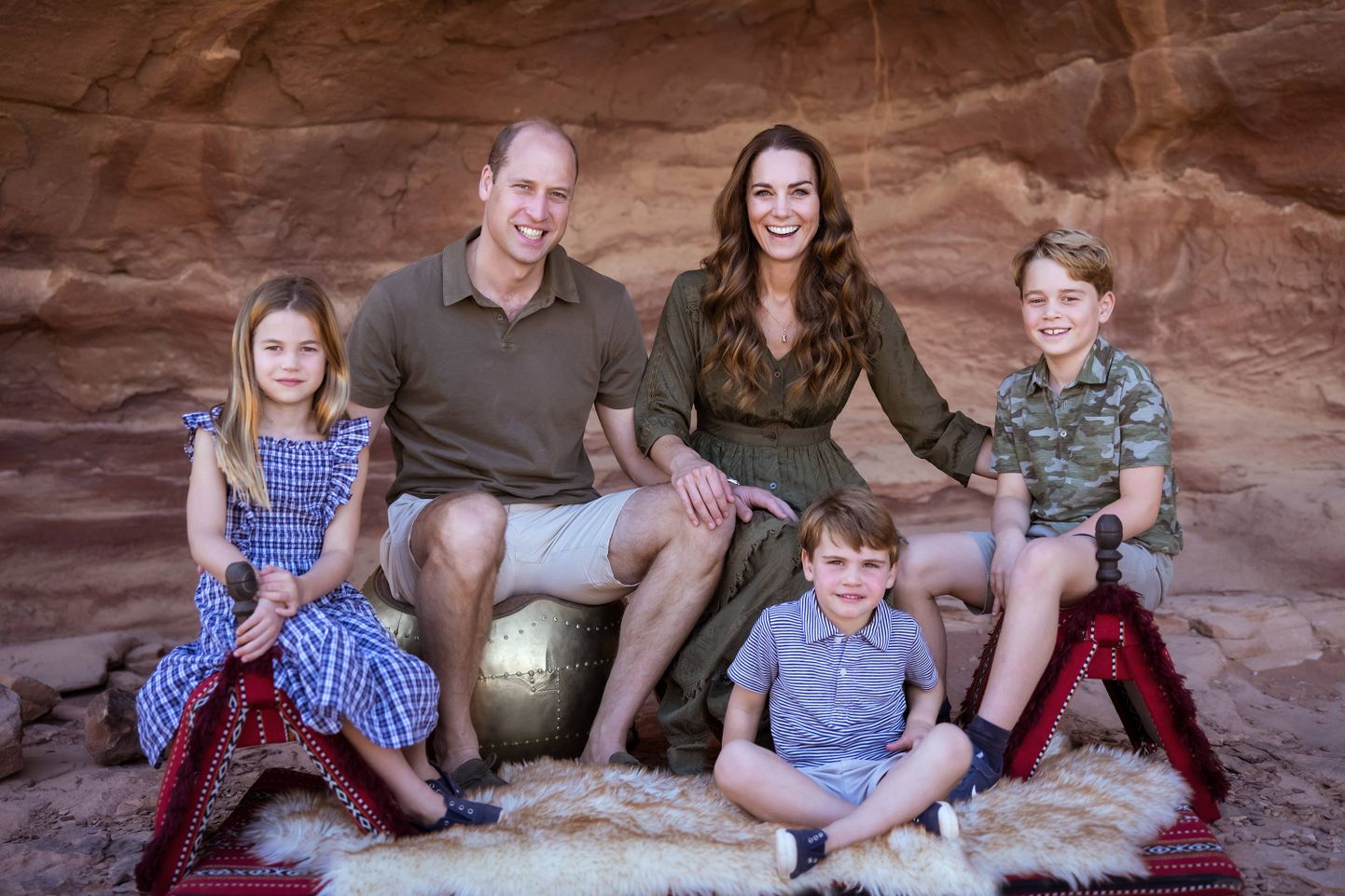Kate Middleton, prints William, prints George, printsess Charlotte ja prints Louis. Kuningliku pere ametlik jõulufoto 2021. aastal