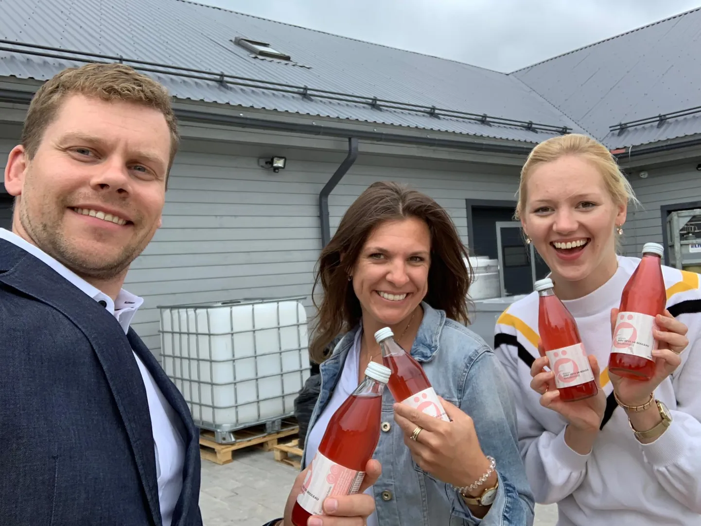 Anne-Liis Theisen (paremal), tema vend, Öselbirchi tootmisjuht Ardon Kaerma ja Nestlé esindaja Sarah hoiavad käes toodangut, mis Šveitsi müüki läks.