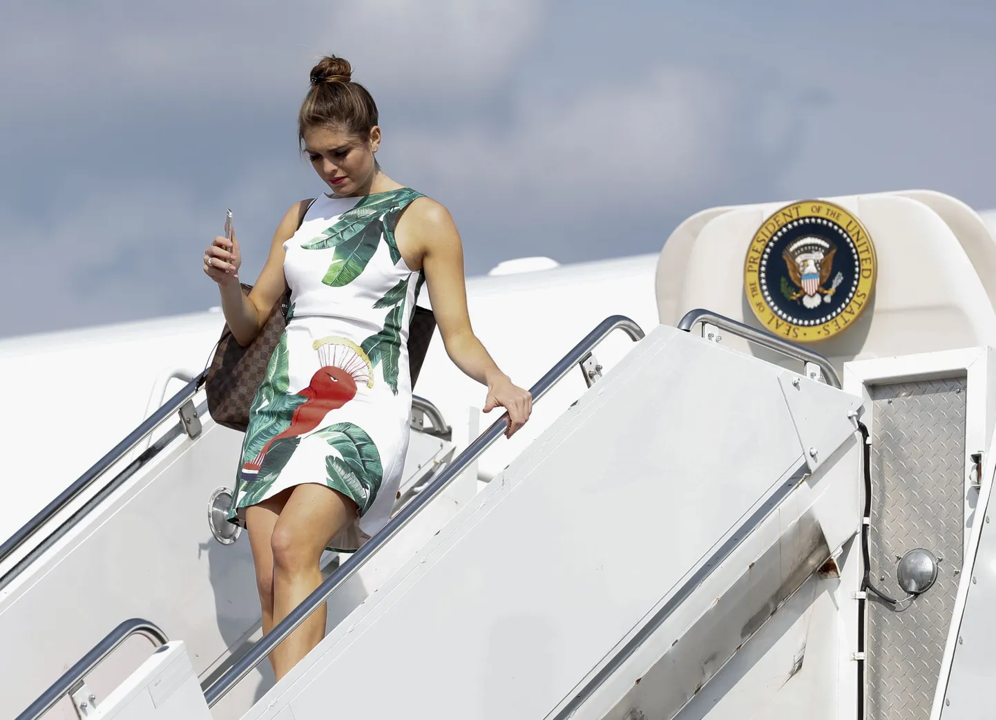 Hope Hicks Morristownis presidendi lennukist väljumas.