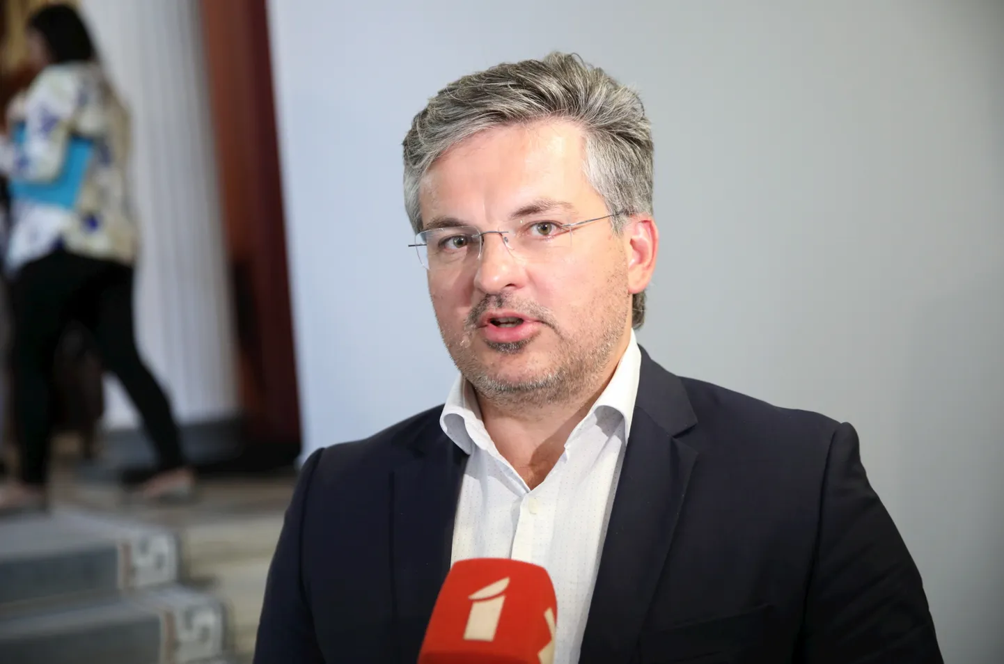 Finanšu ministra padomnieks Ints Dālderis atbild uz žurnālistu jautājumiem pirms Ministru kabineta sēdes.