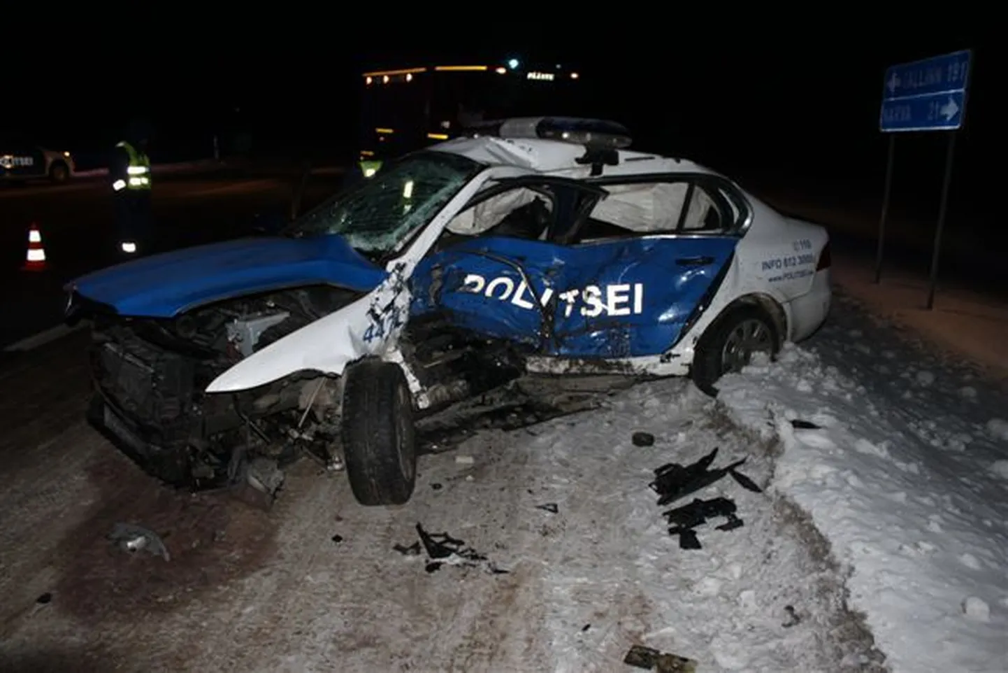 Roolijoodiku põgenemisteele ette jäänud politseiauto