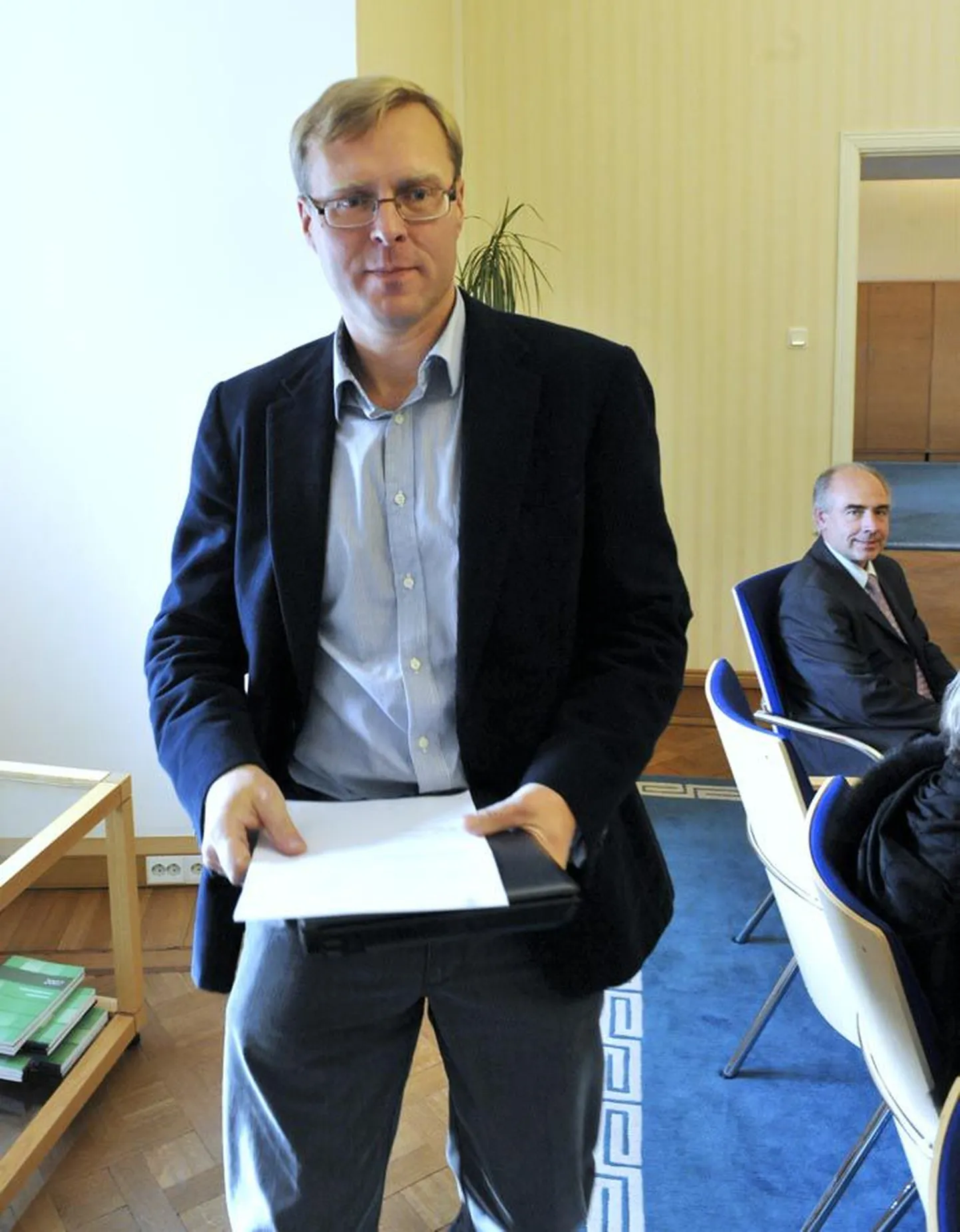 Komisjonile uue juhi leidmiseks kuulutati esimene konkurss välja eelmisel aastal. Osales kolm kandidaati, kuid sobivat ei leitud. Hannes Rumm valiti välja teisel konkursil.