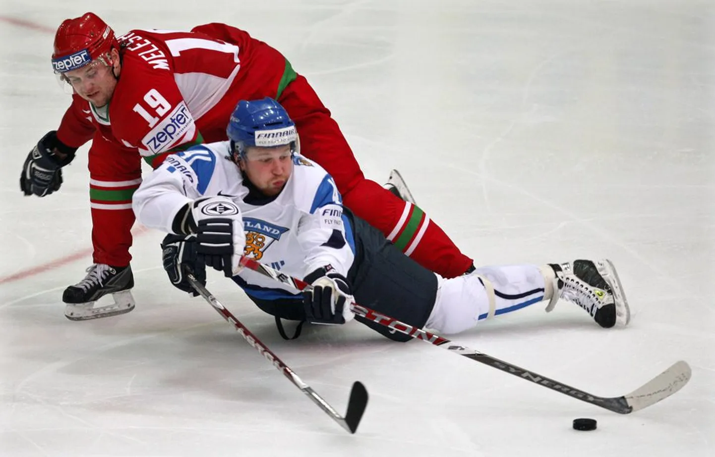 Leo Komarov (valges).
