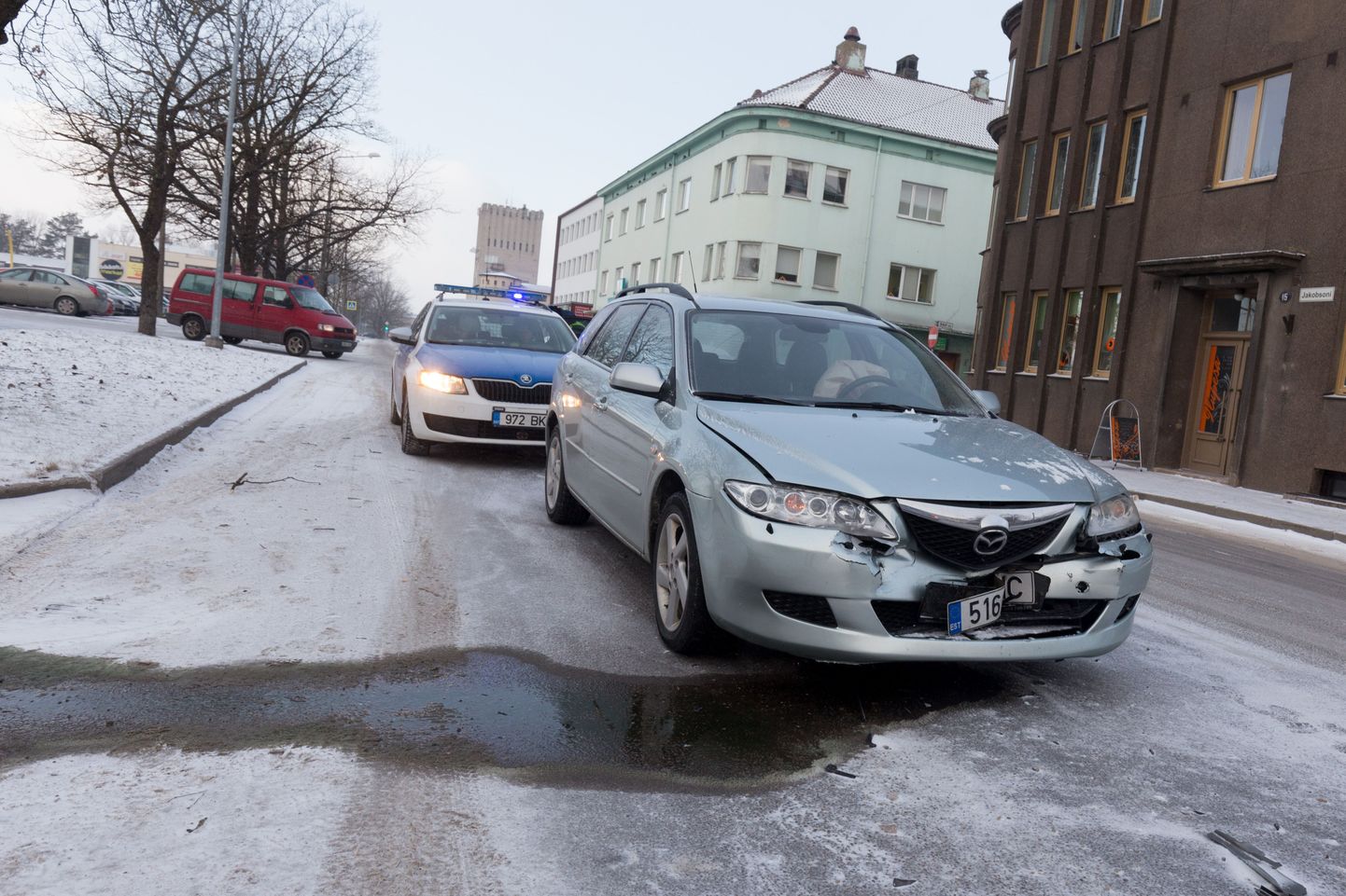Täna juhtus Viljandis avarii, milles said kergemaid vigastusi kolm sõidukit.