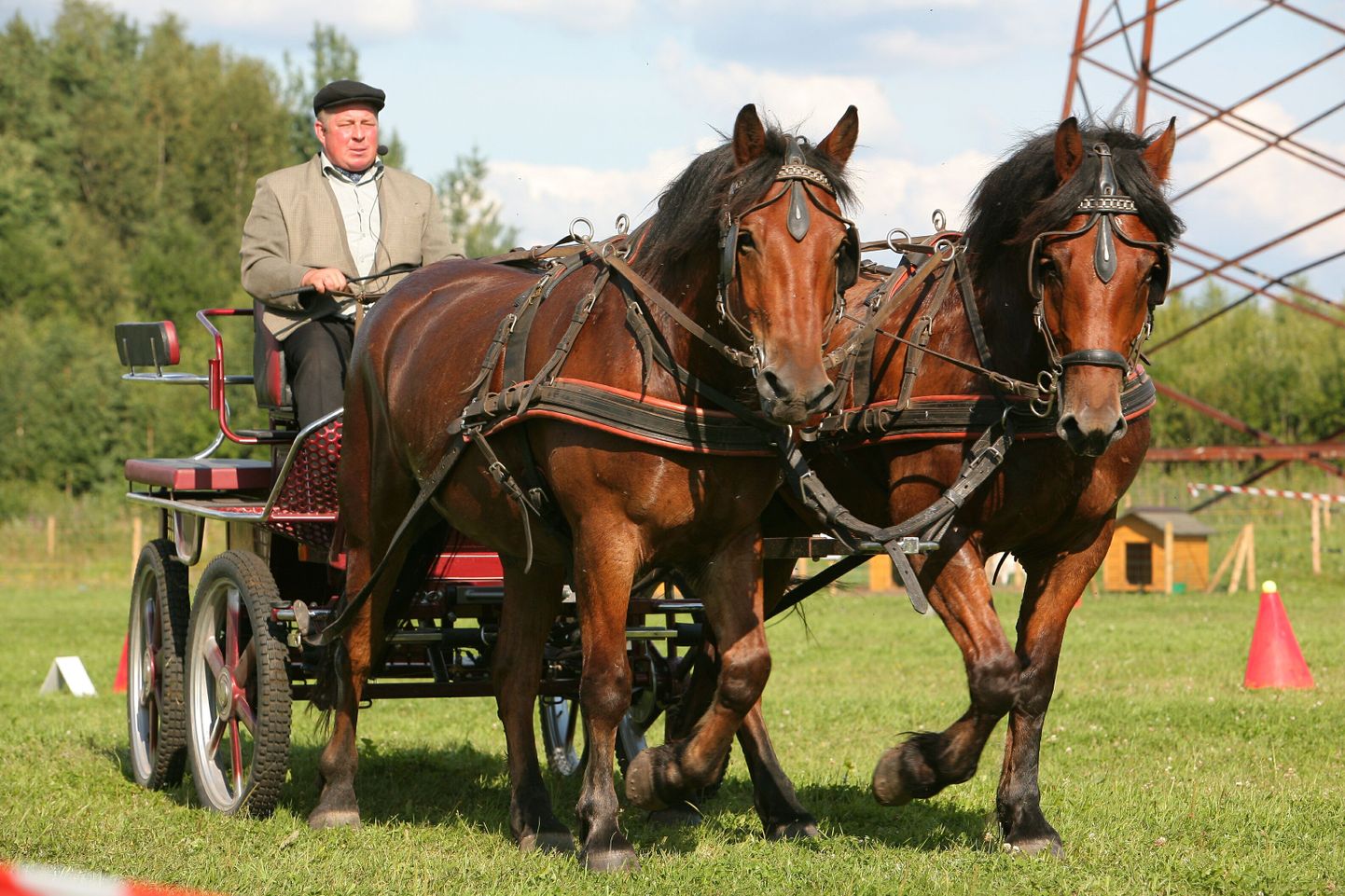 Eesti hobusekasvatajate seltsi teatel toimub laupäeval, 24. mail Nurmenuku talus teine künnipäev, kus demonstreeritakse Eesti raskeveohobustega vanu põllutöövõtteid. Arhiivifoto.