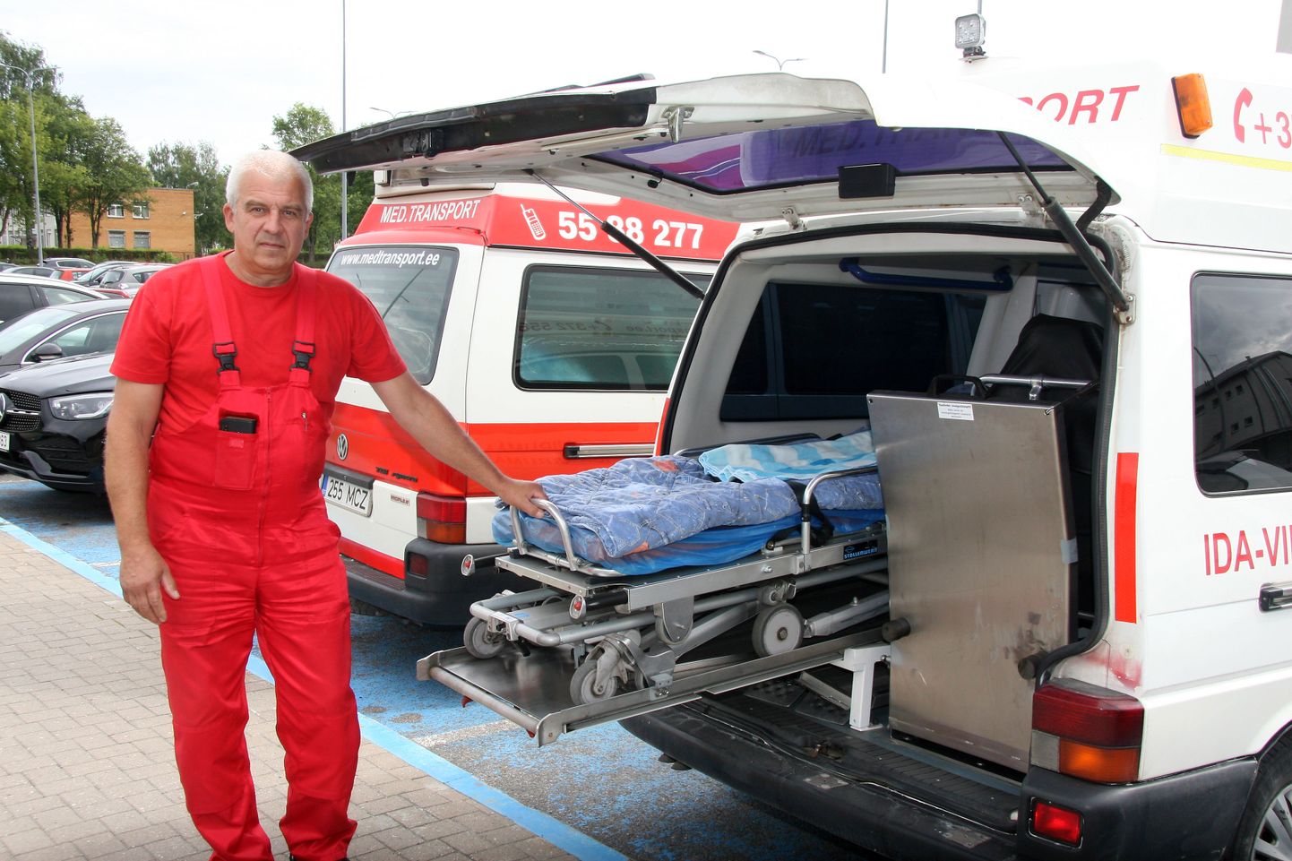 Aleksandr Borissenko sõnul on kõik nende firma sõidukid varustatud meditsiiniinventari ja -seadmetega, et patsientide transportimine võimalikult mugavaks muuta.
