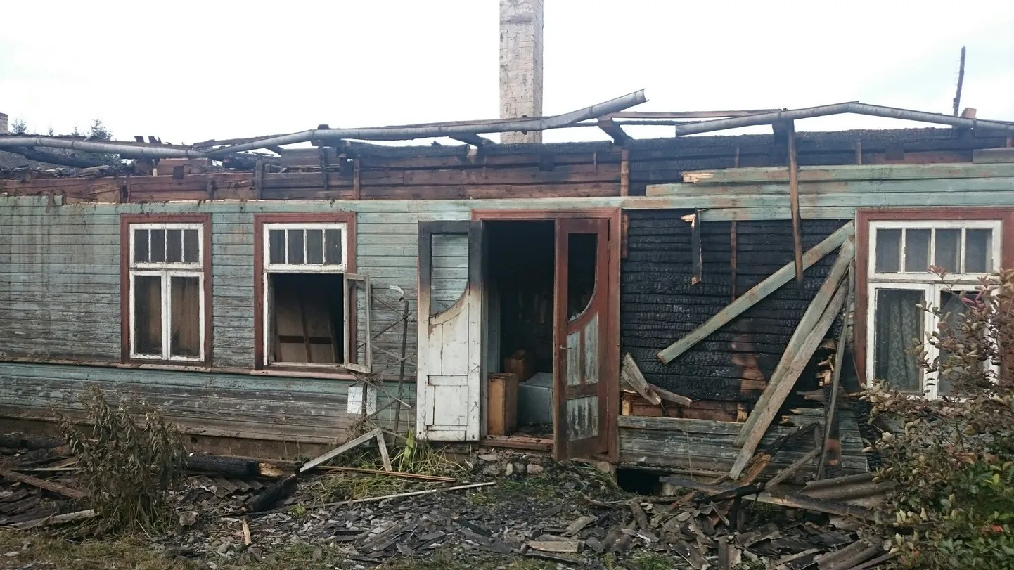 Kolmapäeva õhtul põles Viljandimaal Kolga-Jaani alevikus lausleegis elumaja.