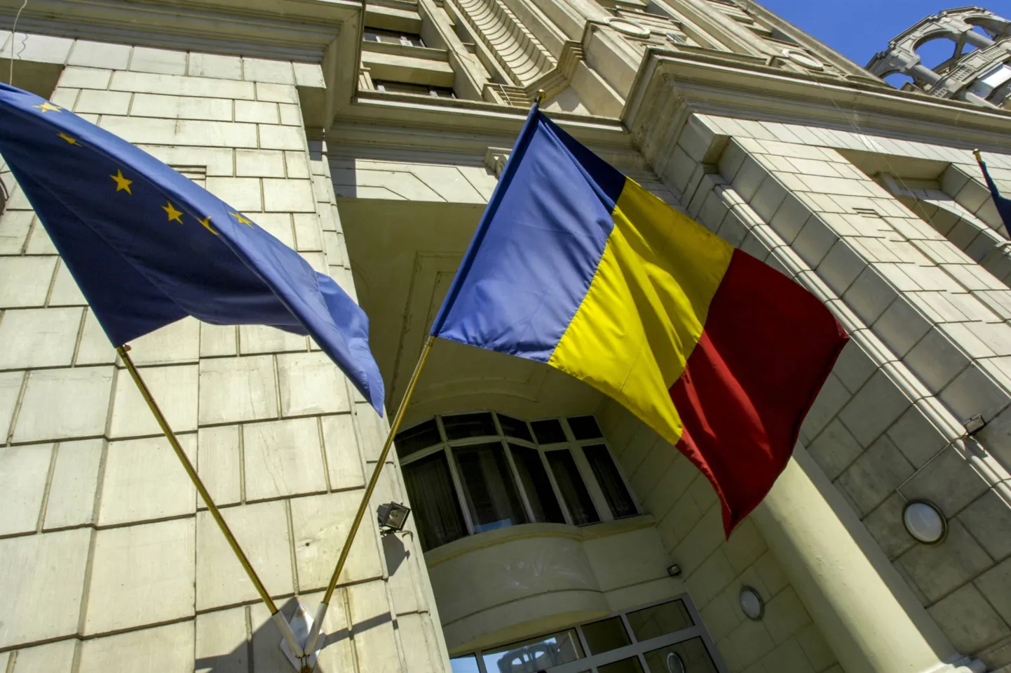Kõrvuti asetsevad Euroopa Liidu ja Rumeenia lipp.