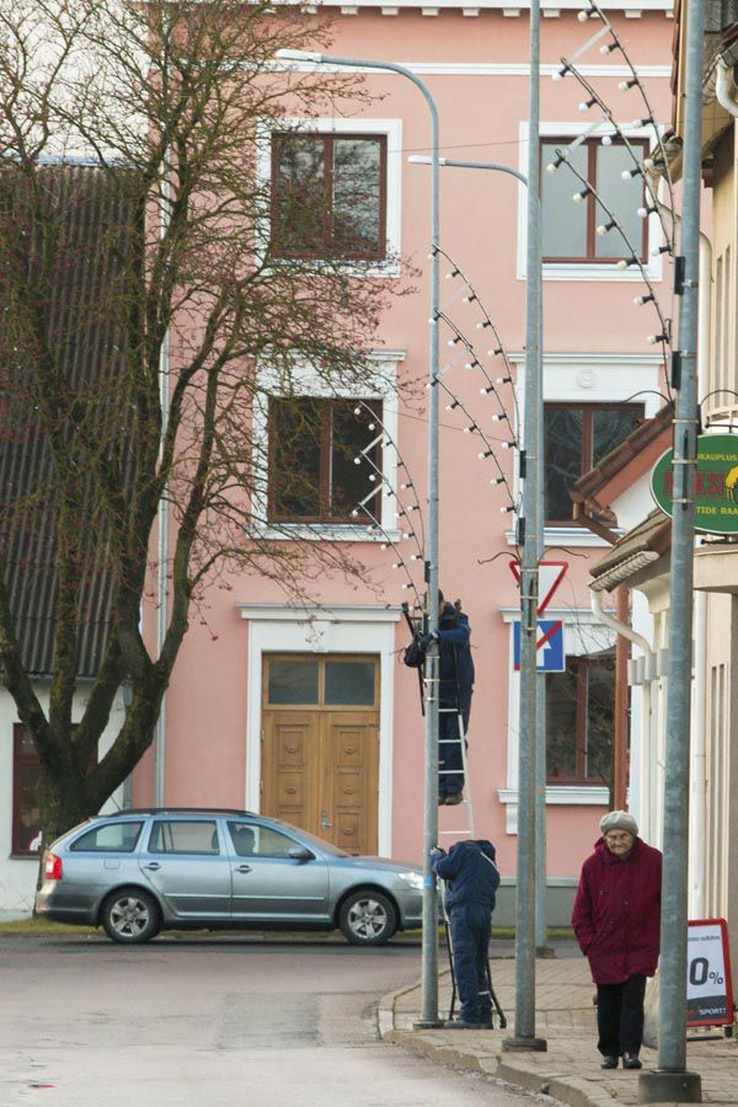 Esimeste jõulukaunistuse seas seati esmaspäeval Tartu tänavale valguskaared, mis on ühtlasi Viljandi vanimad jõuluehted.