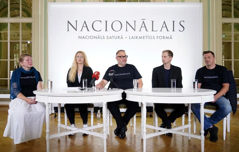 Latvijas Nacionālā teātra Literārās daļas vadītāja Ieva Struka, dramaturģe Justīne Kļava, Latvijas Nacionālā teātra direktors Māris Vītols, bijušais teātra mākslinieciskais vadītājs, režisors Elmārs Seņkovs un aktieris Egons Dombrovskis apmeklē Latvijas Nacionālā teātra atklāšanas preses konferenci. Latvijas Nacionālā teātra 105. sezona.