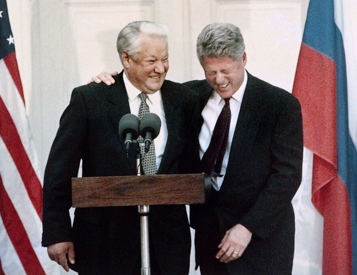 Президент США Билл Клинтон не может сдержать веселья, обнимая президента России Бориса Ельцина во время их встречи в Гайд-парке, Нью-Йорк, США, 23 октября 1995 года.