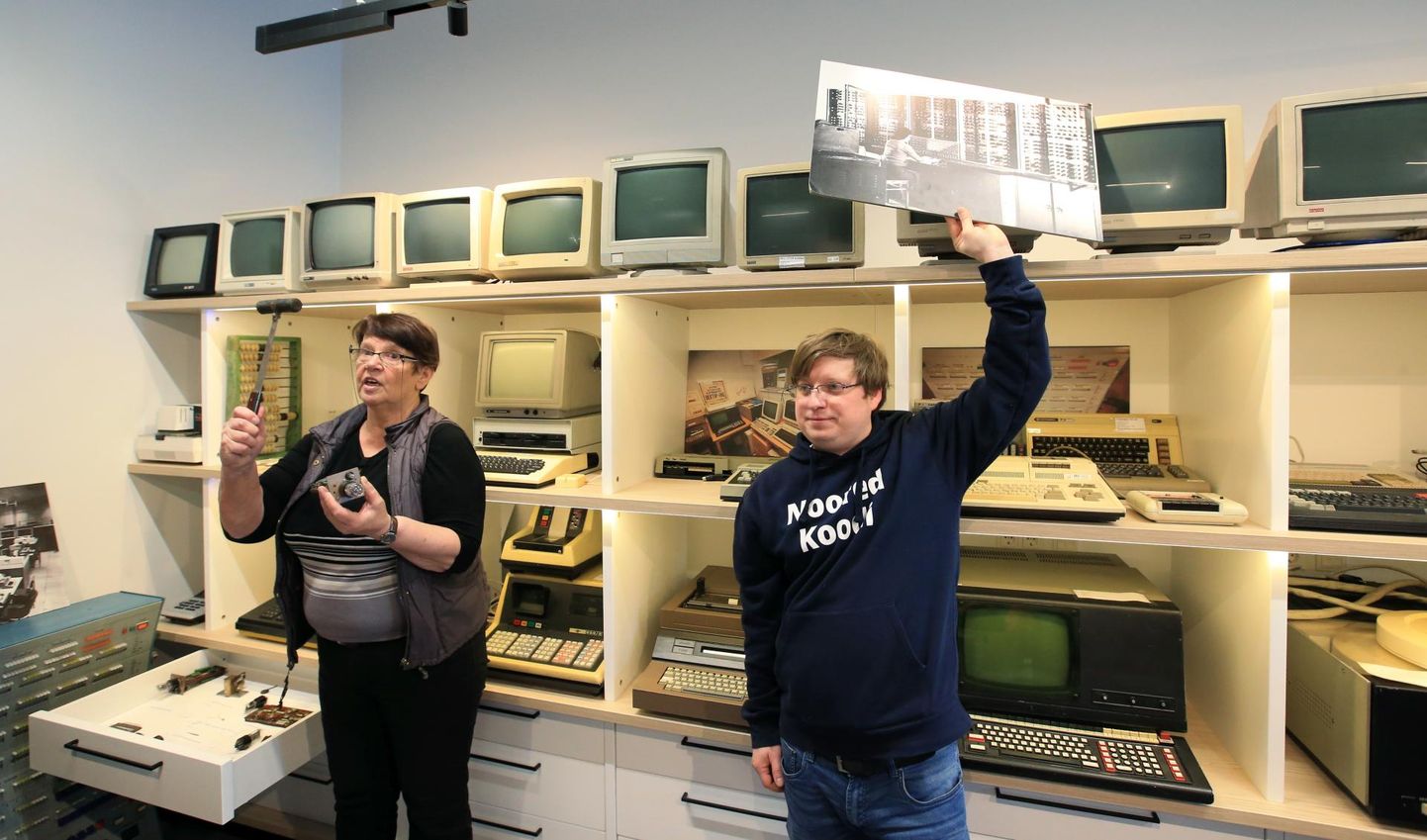 Anne Villems ja Alo Peets rääkisid alustuseks Eesti esimesest elektronarvutist Ural, millest nad näitasid muu hulgas suurt fotot ja mõnda praeguseni alles hoitud väikest osa.